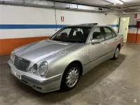 Usado Mercedes E220 Elegance 143 CV (105 kW) 2001 Gris / plata Berlina