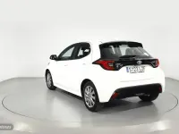 Usado Toyota Yaris Hybrid Active 116 CV (85 kW) 2022 Blanco Berlina