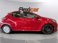 Usado Toyota Yaris Hybrid Active 116 CV (85 kW) 2023 Granate Berlina