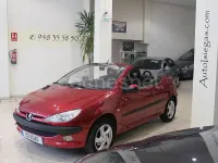 Usado Peugeot 206 110 CV (80 kW) 2001 Granate Descapotable