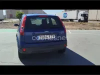 Usado Ford Fiesta Ambiente 70 CV (51 kW) 2007 Azul Utilitario