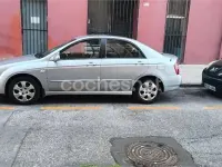 Usado Kia Cerato EX 112 CV (82 kW) 2005 Gris / plata Berlina