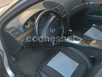 Usado Mercedes E270 Elegance 170 CV (125 kW) 2003 Gris / plata Berlina