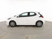 Käytetty Toyota Yaris Hybrid Active 116 HP (85 kW) 2023 Valkoinen Sedan