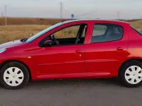 Usado Peugeot 206 68 CV (50 kW) 2012 Rojo Berlina