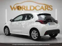 Usado Toyota Yaris Hybrid Active 100 CV (73 kW) 2020 Blanco Berlina
