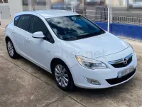 Usado Opel Astra Enjoy 110 CV (80 kW) 2011 Blanco Berlina