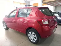 Usado Dacia Sandero Ambiance 75 CV (55 kW) 2013 Granate Berlina