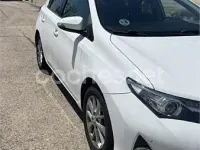 Usado Toyota Auris Active 90 CV (66 kW) 2013 Blanco Berlina