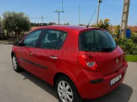 Usado Renault Clio II 85 CV (62 kW) 2009 Rojo Berlina