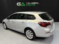 Usado Opel Astra Excellence 140 CV (102 kW) 2013 Gris / plata Familiar