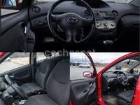 Usado Toyota Yaris Sol 87 CV (63 kW) 2004 Rojo Berlina