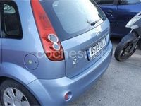 Usado Ford Fiesta Ghia 80 CV (58 kW) 2006 Azul Utilitario