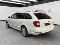 Usado Skoda Superb Exclusive 160 CV (117 kW) 2011 Blanco Familiar