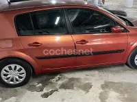 Usado Renault Mégane II Dynamique 120 CV (88 kW) 2004 Granate Berlina
