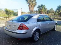 Usado Ford Mondeo Trend 130 CV (95 kW) 2006 Gris / plata Berlina