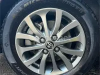 Usado Toyota Yaris Hybrid Active 100 CV (73 kW) 2012 Gris / plata Berlina
