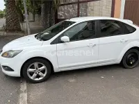 Usado Ford Focus Trend 109 CV (80 kW) 2010 Blanco Berlina