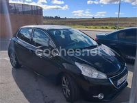 Usado Peugeot 208 Allure 92 CV (67 kW) 2014 Negro Utilitario