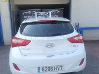 Usado Hyundai i30 100 CV (73 kW) 2014 Blanco Berlina