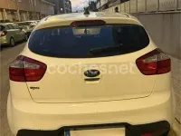 Usado Kia Rio 85 CV (62 kW) 2014 Blanco Berlina