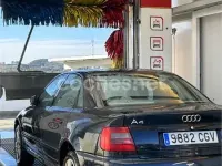 Usado Audi A4 110 CV (80 kW) 1998 Azul Berlina