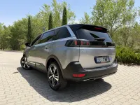 Usado Peugeot 5008 GT 130 CV (95 kW) 2023 Gris SUV