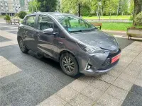 Usado Toyota Yaris Hybrid Active 100 CV (73 kW) 2019 Gris / plata Berlina