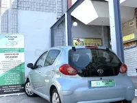 Usado Toyota Aygo 68 CV (50 kW) 2007 Azul Utilitario