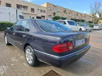 Usado Mercedes E300 Elegance 177 CV (130 kW) 1999 Azul Berlina