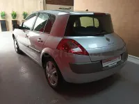 Usado Renault Mégane Dynamique 100 CV (73 kW) 2005 Gris / plata Berlina