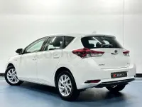 Usado Toyota Auris Hybrid Active 136 CV (100 kW) 2019 Blanco Berlina