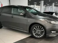 Usado Ford Focus ST-Line 125 CV (91 kW) 2017 Gris / plata Berlina
