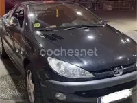 Usado Peugeot 206 110 CV (80 kW) 2002 Negro Descapotable