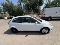 Usado Ford Fiesta Ambiente 70 CV (51 kW) 2007 Blanco Utilitario