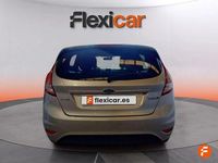 Usado Ford Fiesta Trend 101 CV (74 kW) 2015 Gris Utilitario