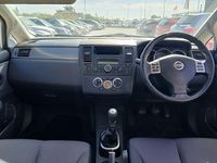 Usado Nissan Tiida Acenta 105 HP (77 kW) 2011 Cinzento