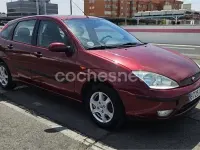 Usado Ford Focus Ghia 100 CV (73 kW) 2003 Granate Berlina