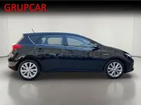 Usado Toyota Auris Hybrid Active 136 CV (100 kW) 2013 Negro Berlina