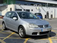 Usado VW Golf V Highline 105 CV (77 kW) 2007 Gris / plata Berlina