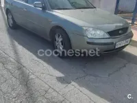 Usado Ford Mondeo Trend 115 CV (84 kW) 2001 Gris / plata Berlina
