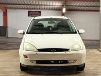 Usado Ford Focus Trend 115 CV (84 kW) 2001 Blanco Berlina