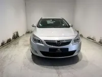 Usado Opel Astra Cosmo 140 CV (102 kW) 2010 Plateado Utilitario