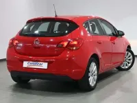 Usado Opel Astra Cosmo 110 CV (80 kW) 2010 Rojo Utilitario