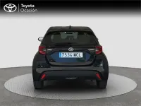 Usado Toyota Yaris Hybrid Active 116 CV (85 kW) 2022 Negro Monovolumen