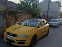 Usado Fiat Stilo Dynamic 140 CV (102 kW) 2004 Amarillo Berlina