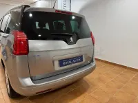 Usado Peugeot 5008 Allure 120 CV (88 kW) 2015 Gris / plata Monovolumen