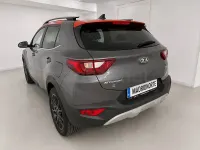 Usado Kia Stonic 100 CV (73 kW) 2019 Gris / plata SUV