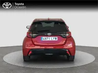Usado Toyota Yaris Hybrid Plus 116 CV (85 kW) 2022 Rojo Monovolumen