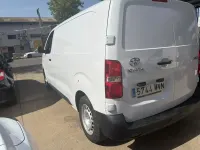Usado Toyota Proace 102 CV (75 kW) 2024 Blanco Monovolumen